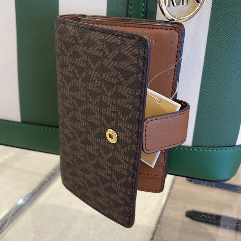 MICHAEL KORS
Jet Set Travel Md Bifold Zip Signature Logo Wallet
Brown Sign
NWT - Picture 10 of 12